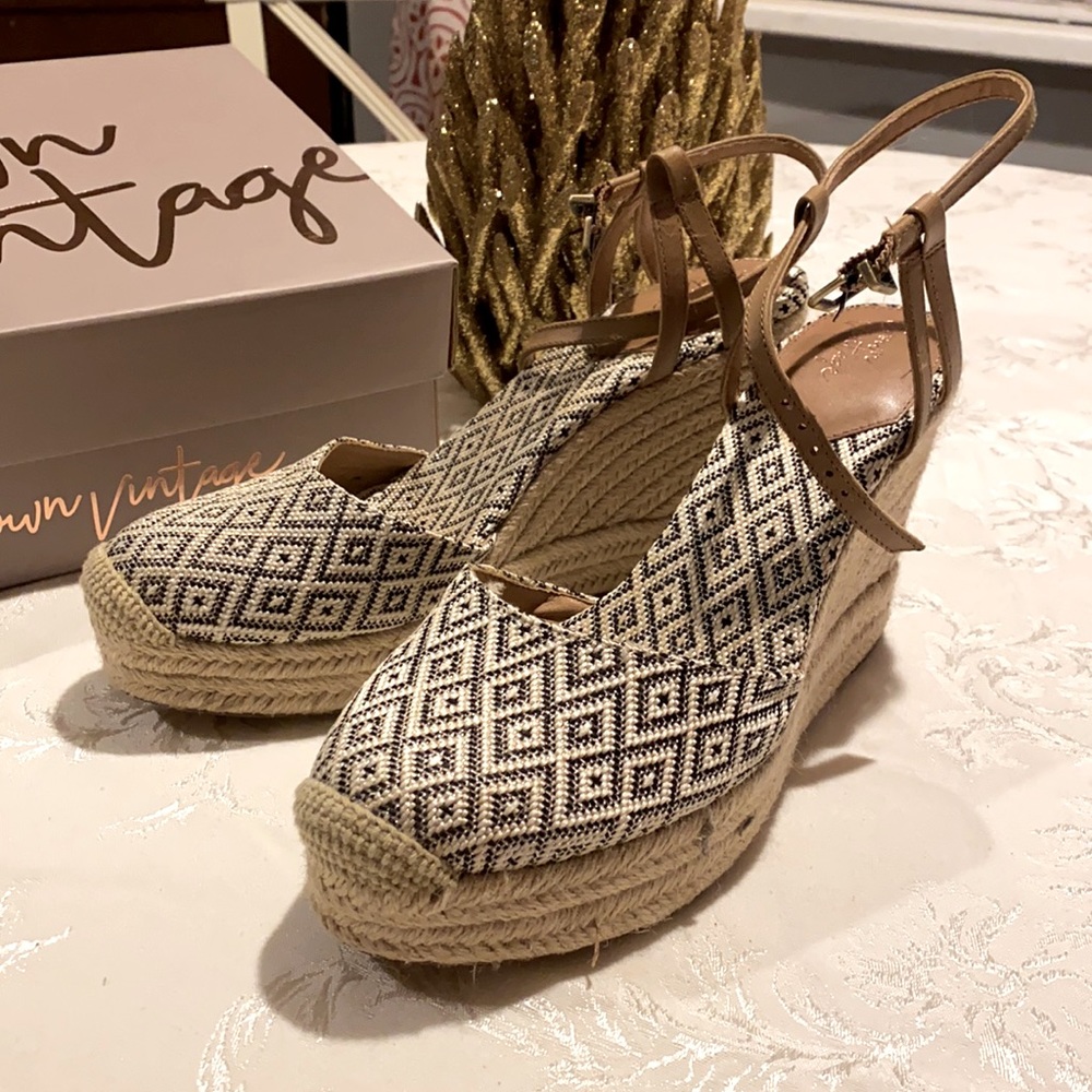 Crown vintage wedged heels